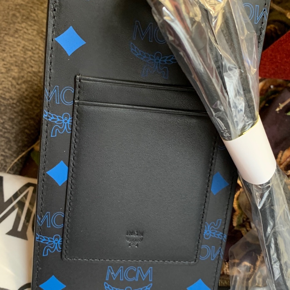 Authentic MCM Leather VISETOS logo print phone/card lanyard/Crosby - Picture 11 of 16